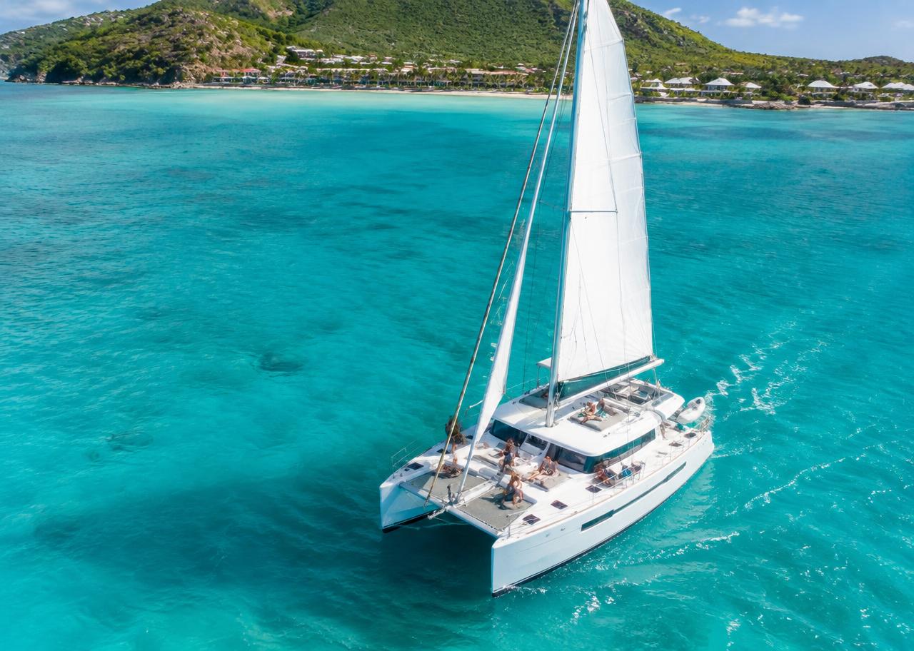 randonnée en bateau photographiée par drone dans les Caraïbes à Saint-Martin